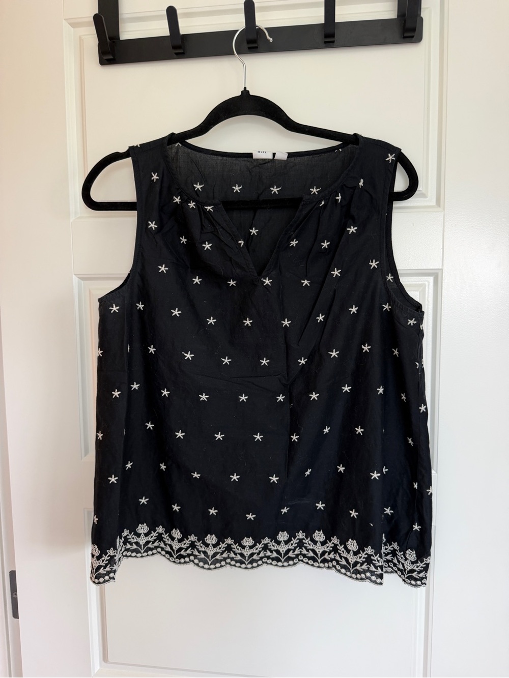 GAP Black Sleeveless Embroidered Blouse